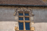 Cluny. <br> Le palais Jean de Bourbon, édifié au XVe siècle, accueille le musée d’Art et d’Archéologie. <br> Les salles du palais destinées aux invités de l’abbé sont éclairées par de hautes fenêtres à meneaux et doubles croisées. Sur la façade, les fenêtres sont soulignées par des moulures dont les culots sont sculptés.