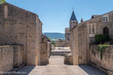 Cluny. <br> Cluny. <br> Ancien portail avec les Barabans. Tours de façade de l'église XIIIe et XIVe siècle. Le narthex symbolisait le passage de l'ombre à la lumière<br> Guillaume, duc d’Aquitaine et comte de Mâcon, fait don aux saints Pierre et Paul d’une propriété à Cluny pour y édifier un monastère selon la règle de saint Benoît.
Il confie cette tâche à Bernon, déjà abbé de Baume et de Gigny.
910 Abbatiat de Bernon.
Bernon reçoit une nouvelle abbaye, Massay, et des terres à Souvigny, Déols et Sauxillange.
927 Abbatiat d’Odon.
Odon, sans .cesse sur les routes, étend le pouvoir de Cluny en réformant d’anciennes abbayes, toujours selon la règle de saint Benoît. Soutenu par le pape, il obtient aussi bien l’appui du roi de France, que celui du comte de Bourgogne et de l’archevêque de Lyon. Il accorde une grande importance à la musique et aux chants liturgiques.
942 Abbatiat d’Aymard.
Accroissement des domaines de Cluny
959 Abbatiat de Maïeul.
Conseiller des empereurs et des rois, Maïeul devient une figure incontournable de la Chrétienté. Le patrimoine de l’abbaye s’accroît grâce aux nombreux dons d’abbayes déjà existantes ou de nouvelles terres.