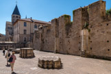 Cluny. <br> A gauche, emplacement de la nef avec pilier cruciforme. A droite, bas-côté. <br> 981 Consécration de la deuxième église abbatiale où l’on transfère les reliques des saint Pierre et Paul qui étaient conservées à Rome
998 Le pape Grégoire V affirme le privilège d’exemption de l’abbaye, c’est-à-dire le privilège d’être affranchie de toute autorité.
Cette indépendance vis-à-vis du pouvoir et la protection papale donne à Cluny le crédit nécessaire pour entreprendre une grande réforme monastique. L’exemption est confirmée à plusieurs reprises.
1088 L’abbé Hugues de Semur lance la construction de la troisième abbatiale.
La puissance économique et spirituelle de Cluny rayonne en Europe.
L'abbaye atteint son apogée et compte de nombreux établissements.
Deux moines de l’Eglise  clunisienne accèdent au trône de saint Pierre : Urbain II et Pascal II.
994 Début de l’abbatiat d’Odilon
L’abbé Odilon rassemble de nouvelles abbayes sous la houlette de Cluny et organise leur fédération : l’Eglise  clunisienne passe de 37 à 65 établissements.
1049 Début de l’abbatiat d’Hugues de Semur
Cet homme influent est écouté : il conseille les papes, les rois le sollicitent.