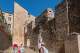 Cluny. Extérieur de la nef. <br> 1109 Abbatiat de Pons de Melgueil.
L’abbaye rencontre ses premières difficultés économiques.
1122 Abbatiat de Pierre de Montboissier, dit le Vénérable.
Il préfère le débat au combat, et fait traduire le Coran pour mieux combattre l’Islam. Malgré ses efforts et une première réforme de l’Eglise clunisienne, il n’arrive pas à rétablir la santé financière de l’abbaye.
1130 La Maior ecclesia est dédicacée, mais l'avant-nef n'est achevée qu'à la fin du siècle.
Pons de Melgueil détruit une partie de la nef de la deuxième église pour agrandir le cloître.
1134-44 Construction dans le style gothique de la basilique St Denis, dont l'abbé, Suger, est l’ami de Pierre le Vénérable
1146 Rédaction des Statuts, qui fixent l’organisation de la vie et de l’observance des moines : silence, jeûnes communautaires et respect de la liturgie qui occupe une grande partie de la journée des moines.
1157 De cette date à la fin du siècle neuf abbés se succèdent, aucun n’aura un rôle important ou une personnalité aussi marquante que les premiers abbés.