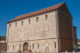 Cluny. <br> L’hostellerie et écurie de l’abbé Hugues est un des plus grands bâtiments de la fin du XIe siècle conservé. Elle accueillait les hôtes dans les étages et leurs montures en salle basse. Remontant aux années 1080, le bâtiment fut construit du côté ouest de l'abbaye par Hugues pour abriter les étables au rez-de-chaussée et l’hôtellerie de l’abbaye à l’étage. Le pignon sud est encore d’un bon style roman avec ses deux étages de baies et une sculpture mutilée d'un lion. Aujourd’hui théâtre municipal et salle d’exposition occupent les lieux.