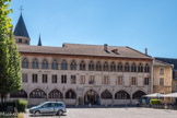 Cluny. <br> Le palais dit «du pape Gélase» accueille aujourd'hui les visiteurs.  C’est l’emplacement de l’ancienne hôtellerie de l’abbaye, portant le nom du pape Gélase II qui mourut ici en 1119. Edifiée vers 1300 et remaniée au 19e siècle, la belle façade présente des arcades au rez-de-chaussée et un étage de baies  médiévales au décor gothique. Elle a été déposée par un élève de l’architecte Viollet-le-Duc, Charles-Jean Laisné, lors des travaux de restauration.