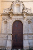 Cluny. <br> Le petit cloître a été aménagé au XIVe siècle, entre le palais du pape Gélase et le passage Galilée, et contre le bas-côté de la grande église, Cluny III, dont le mur extérieur est ici toujours visible. La cardinal de Richelieu, abbé da Cluny da 1629 à 1642, fait une porte monumentale sur la façade du palais du Pape Gélase. Son ornementation est représentative de l’art baroque du XVIIe siècle. Cette porte a été démontée lors de la reconstruction de la façade au XIXe siècle et laissée de côté pendant plus d’un siècle. Son remontage a nécessité la restitution de parties disparues.