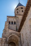Cluny. <br> Bas-côté, avec, à droite, le mur de la nef. Le Clocher de l’Eau Bénite, dont les deux étages de baies et d’arcatures furent complétés vers 1125. C’est toujours l’un des plus beaux clochers octogonaux de Bourgogne. Il est flanqué du petit Clocher de l’Horloge, de plan carré, dont l’étage des baies géminées a été refait au 18e siècle. Ce clocher contient une tourelle d’escalier et une chapelle haute dédiée à l’archange saint Gabriel.