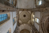Cluny. <br> Le grand transept de la Maior Ecclesia. Les hautes baies romanes à colonnettes apportent beaucoup de lumière, sauf au flanc nord qui s’ouvrait sur la grande église et qui est actuellement muré.
