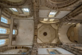 Cluny. <br> Le grand transept de la Maior Ecclesia,  construit vers 1095-1100. C’est la seule partie encore debout de la grande église. Trois travées inégales en sont conservées, montrant l’élévation sur trois étages typiquement clunisienne, avec arcs brisés et colonnes engagées. Voûtes du croisillon sud du grand transept. Une haute coupole sur trompes et deux compartiments de voûtes en berceau brisé couvrent l’espace.