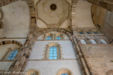 Cluny. <br> Le grand transept de la Maior Ecclesia. Le décor roman est abondant surtout dans le triforium (muré) et les fenêtres hautes de la première travée, avec pilastres cannelés, lobes, billettes et modillons (à droite).