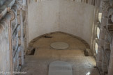 Cluny. <br> Le grand transept de la Maior Ecclesia. Le flanc nord s’ouvrait sur la grande église. Il est actuellement muré. De part et d'autre, le triforium et les fenêtres hautes de la première travée, avec pilastres cannelés, lobes, billettes et modillons.
