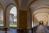 Cluny. <br> Le cloître de l'Abbaye. Le grand cloître, construit par Dom Jacques Gathoze, montre le style Louis XV de l’époque.