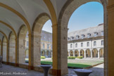 Cluny. <br> Le cloître de l'Abbaye. C'est resté le cloitre jusq'en 1791, puis, en 1895, ce sont installés les Arts et métiers.
