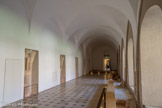 Cluny. <br> Les murs portaient un décor de faux-joints. Le sol était pavé de carreaux vernissés, également du XIIIe siècle, certains sont visibles au pied des arcades ouvrant sur le cloître, car ils ont été réutilisés pour servir de base aux banquettes lors des réaménagements du XVIIIe siècle.