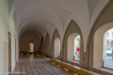 Cluny. <br> La salle du chapitre, ou salle capitulaire, est un lieu essentiel de la vie en clôture : les moines s'y rassemblent quotidiennement pour écouter un passage de la règle de saint Benoit et discuter des problèmes de la vie communautaire.
Des fouilles récentes ont révélé la structure de la salle capitulaire réaménagée au XIIIe siècle, voûtée d'ogives, à deux nefs et six travées, dont cinq encore visibles. La salle dans son état actuel ne correspond qu'à une petite moitié de celle d'origine. Les banquettes installées sur le pourtour de la pièce n'offraient pas moins de 180 places. Elles sont de large dimension car elles permettaient deux niveaux d'assises, par l'ajout de planches de bois.