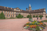 Cluny. <br> Bâtiments claustraux. Le jardin est un élément très important dans les abbayes. Il permet aux moines de subvenir à leurs besoins en nourriture. La culture du jardin fait partie du quotidien de chaque moine, qui travaille la terre dans le silence et la prière.
Le parc de l'abbaye se composait de plusieurs jardins: l'Herbularius pour les plantes médicinales ou aromatiques (lavande, menthe, oseille...), l'Hortus pour le potager avec des légumes en grain (lentilles, fèves, pois...) et diverses variétés de choux, mais aussi des vergers pour les arbres fruitiers (pommiers et poiriers). A cela, s'ajoutait un vivier. Les différents espaces étaient encadrés par des haies de charmilles et de tilleuls.
A l’abbaye de Cluny, les jardins ont beaucoup changé au cours de l'histoire. Aujourd'hui, si le plan est assez proche de celui du XVIIIe siècle, les lieux sont adaptés aux activités de l’Ecole des Arts et Métiers : les ateliers de l'école ont remplacé le potager bas, et les terrains de sport, les viviers, au début du XXe siècle.