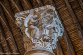 Cluny. <br> Les vertus et/ou des arts libéraux. Sur le chapiteau, quatre figures dans les mandorles en amande. Sur la face nord, l’inscription incomplète se réfère à l’Eté. Sur la face ouest, l’inscription se réfère au Printemps mais la figure féminine tient un livre, ce qui rend cette identification peu probable. Sur la face sud, l’inscription se réfère à la Prudence, mais la figure a été correctement identifiée par Emile Mâle comme la Grammaire qui fouette son élève. Sur la face Est, l’inscription peinte (aujourd’hui effacée) se réfère à nouveau à la Prudence ; mais la figure porte une cotte de mailles et tenait jadis une lance, il s’agit peut-être de la Force ou de la Rhétorique (ici ?). Les Vertus avec des mandorles hexagonales représentant la Charité, la Foi, l’Espérance et la Justice.