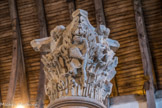 Cluny. <br> Les quatre vents ou l’apiculteur. <br>Les huit chapiteaux, les onze tronçons de colonnes de marbre et le tailloir proviennent du rond-point de la grande église. Dans l’église, les chapiteaux étaient posés à quelques 10 m au-dessus du sol. Leurs colonnes de marbre antique étaient formées de plusieurs tronçons. Deux des huit colonnes étaient en calcaire. Les chapiteaux étaient difficilement visibles. Ils furent probablement sculptés vers 1100-1110. Il s’agit des premiers chefs-d’œuvre de la sculpture romane en Bourgogne. Il est possible que Gislebertus d’Autun faisait partie de l’atelier des sculpteurs qui travaillaient aux chapiteaux de Cluny III.  L’iconographie reste énigmatique, car les inscriptions ne correspondent pas toujours aux figures qu’elles entourent.