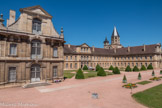Cluny. <br> Bâtiments claustraux. Les bâtiments conventuels du XVIIIe siècle s’ordonnent en U. L’architecture classique est rythmée par les éléments décoratifs, des balcons en fer forgé.