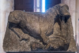 Cluny. <br> Bloc rectangulaire orné d’un lion en train de dévorer un homme.
XIIe siècle. Calcaire.