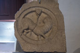 Cluny. <br> Bloc orné d’un animal fantastique dont la queue est happée par un démon.
XIIe siècle. Calcaire.