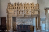 Cluny. <br> Salle de Lorraine. a Probablement utilisée comme salle de réception au Moyen-âge, elle présente également un bel exemple de décor intérieur : une partie du mobilier a appartenu à l’abbé Jean de Bourbon. Grande malle ou coffre-fort provenant de l’abbaye muni de trois serrures.