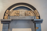 Cluny. <br> Maison du 16, rue de la République. Cette porte est un exemplaire unique dans les collections du musée. L’encadrement de la porte portait des petits médaillons à motifs floraux. Le tympan était orné de deux grandes roses. Le décor de la voussure reprenait ce thème végétal. A gauche, fragment de tympan décoré d'une fleur à six pétales dont le bouton central est fendu en croix.
A droite, fragment de tympan décoré d'une fleur à six pétales dont le bouton central est fendu en croix de saint André.
A gauche et à droite, claveaux ornés de palmettes symétriques.
Médaillon de jambage.