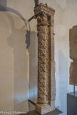 Cluny. <br> Colonnette engagée décorée de plusieurs rangées de médaillons ornés d’une fleur à quatre pétales. Le chapiteau est orné de feuilles se repliant et surmontées d’une rangé de palmettes.