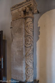 Cluny. <br> Colonnette engagée décorée de rinceaux fleuris. Le chapiteau est orné de deux rangés de feuilles se recourbant et surmontées d'une frise de palmettes.