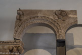 Cluny. <br> L’arcade du linteau est décorée de trois rangées de rais-de-cœur. Elle est doublée d’une frise de fleurs à trois pétales. Les écoinçons sont chacun ornés d’une fleur à cinq pétales inscrite dans un médaillon