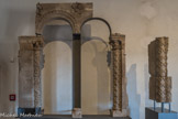 Cluny. <br> Maison de localisation Inconnue. La façade de cette maison, dont on ne connaît pas la localisation, présentait un luxueux décor. Au premier étage, deux claires-voies prenaient place de part et d’autre d’un coffre de cheminée en encorbellement. Seule la claire-voie de gauche est exposée. A droite, Colonnette jumelée décorée de losanges reliés par la pointe. Il y a une alternance entre losanges nus et losanges ornés de gaufrures.