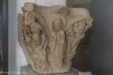 Cluny. <br> Chapiteau d’Adam et Eve.
XIIe siècle. Calcaire. Le drame du Paradis se déroule sur les trois faces du chapiteau. A droite, Adam et Eve, nus, sont tentés par le serpent et mangent la pomme. Au centre Dieu est tourné vers les deux coupables. Sur la face gauche, ils se cachent dans les feuillages. Chœur, abbatiale Cluny III