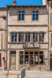 Cluny. <br> Presque toutes les maisons médiévales de Cluny présentent la même organisation. Au rez-de-chaussée, on trouve une boutique ouverte sur la rue par une grande arcade, et une porte donnant sur un escalier, l'habitation se situe au premier étage.  8 Rue de la Barre : Maison des Griffons, façade à baies rectangulaires avec colonnettes, pilastres décorés et chapiteaux à dragons et oiseaux, intérieur à deux étages divisés en deux salles, vers 1250.