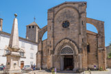 Cluny. <br> La belle église Notre-Dame, construite dans un beau style gothique primitif du 13e siècle sur les fondations d'une église romane. Fontaine du 18e s.
