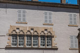 Cluny. <br> 2 Place Notre-Dame : façade avec claire-voie à baies trilobées, style gothique.