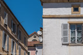 Cluny. <br> Entre les maisons, le lion du pignon des écuries de Saint-Hugues.