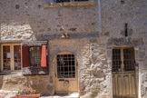 Cluny. <br> La partie basse, actuel n° 20, a subi des modifications mineures à cette période. Les deux maisons ont cohabité jusqu’en 1793, date de leur vente et de leur séparation. Après ce changement de propriétaire, la “Maison basse des Échevins” a échappé aux alignements de façades décrétés par Louis XVI, elle a donc eu la chance d’être très peu modifié