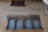 Cluny. <br> 4 Rue Joséphine Desbois : façade à claire-voie décorée avec chapiteaux et frise, 12e siècle.