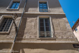 Cluny. <br> S’ouvrant sur le carrefour des Forges, à l’angle formé avec la rue du Merle, à l’emplacement de l’immeuble reconstruit en 1835, s’élevait l’une des plus belles demeures romanes, la maison dite des « vendanges ». Elle déployait à l’étage une somptueuse claire-voie, répartie sur les deux rues de part et d’autre d’un pilier d’angle. Sous le cordon d’appui, une frise sculptée d’un vendangeur et de sa treille se déroulait au-dessus d’arcatures ornées de médaillons où alternaient des scènes figurées et des motifs végétaux. L’origine du parti de la claire-voie au-dessus d’une frise ne fait pas de doute : elle est la preuve la plus éclatante de l’appartenance de l’architecture privée romane clunisoise à la mouvance de l’art de l’abbaye.