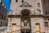 Cluny. <br> Fontaine des Serpents. Elle est datée de 1789. L'impossante niche de l'édifice est surmontée d'une couronne sous laquelle figure un écusson bleu orné de trois fleurs de Lys. Sur les murs enrourant la cavité d'implantation de l'édicule, figurent gravées les inscriptions suivantes : à gauche FELIX CLUNIACI LUCUS IN QUO RIDENTI NATURAE SOL PRESTANT VICES (Cluny est un heureux pays dans lequel les habitants vaquent à leurs affaires sous le soleil souriant de la Nature) et à droite AMICO SUB PRAEFECTU FACILES OCCURRUNT AMICORUM DELINEATIONES (sous un administrateur favorable, ils entreprennent de faciles desseins).