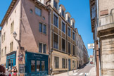 Cluny. <br> Donnant accès à l’abbaye en desservant la porte d’honneur, la rue de la République était l’une des plus prisés de la ville. C’est d’ailleurs celle qui changea le plus souvent de patronyme : appelé rue de l’abbaye, elle prit tour à tour les noms de rue Royale et enfin rue de la République. Sa largeur ne fut pas modifiée depuis l’époque romane et de nombreuses demeures conservent des vestiges de son glorieux passé. Les moines acceptèrent très tôt la construction de maisons contre leur mur d’enceinte qui dut, à plusieurs reprises, être surélevé. Plusieurs maisons présentent encore leurs façades médiévales dont la plus célèbre de Cluny, la maison Du Puits des Pénitents.