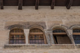 Cluny. <br> Les deux baies géminées, 12e siècle., avec en haut, à gauche, un soleil sculpté.