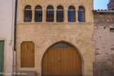 Cluny. <br> Le n°15 a conservé l'essentiel de ses structures intérieures. Un mur de refend, parallèle à la façade, est percé d'une très large arcade et reçoit une voûte rampante supportant la volée d'un escalier en pierre donnant accès à l'étage. A sa suite, le mur de refend est percé de deux portes contiguës aux feuillures inversées. Il est nécessaire de passer dans la pièce arrière avant de gagner celle donnant sur la rue, éclairée par la claire-voie.