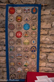 Cluny. <br>Bannières brodées
En 2009 – 2010 des manifestations nombreuses ont fêté le mil 1100e anniversaire de la fondation de l’abbaye de Cluny.
Un projet participatif original est ainsi parti du Jura : broder des bannières de au point de croix. 26 bannières et 2 oriflammes ont ainsi été brodées par 400 femmes de France, Suisse et Allemagne. Son but était d’évoquer la fondation d’une abbaye à Cluny par l’abbé Bernon.
