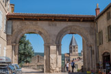 Cluny. <br> Porte double de l’enceinte de l’Abbaye. La Porte d’Honneur était l’entrée principale de l’abbaye de Cluny III. Construite vers 1100, elle était située à l’ouest de l’abbatiale dans l’axe des portails du narthex et de la nef. C’est un portail double qui avait autrefois un étage avec arcatures décorées. La composition s’est inspirée des portes antiques comme il en existe encore à Autun. Au 16e siècle, un étage de pavillon fut encore ajouté par l’abbé Claude de Guise. De la porte ne restent aujourd’hui que les deux grandes arcades du rez-de-chaussée, avec des colonnes décorées, des pilastres cannelés et des chapiteaux corinthiens sculptés durant les années 1120-1130.