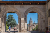 Cluny. <br> Porte double de l’enceinte de l’Abbaye. La porte d’honneur, du XIIe siècle, marquait l’entrée principale dans l’abbaye tel un arc de triomphe. Une partie de son décor subsiste et fait référence à l’Antiquité avec chapiteaux corinthiens et colonnes cannelées.sculptés durant les années 1120-1130.