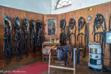 Cluny. <br> Le haras de Cluny. Matériel d'époque. Sur le tréteau, à gauche, une selle de course et, à droite, une selle de femme pour monter en amazone.