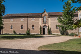 Cluny. <br> Le haras de Cluny. C'est Colbert, sous Louis XIV qui créera une des plus anciennes administrations françaises, les haras nationaux pour renouveler le cheptel décimé par les guerres. Par arrêt du Conseil du Roi du 17 octobre 1665, les bases de cette structure sont posées. Les grands principes en sont la répartition sur le territoire d'étalons royaux confiés à des garde-étalons, l'approbation des étalons privés et les encouragements aux jumenteries. En 1715, la construction du Haras du Pin, premier haras royal, commence le développement des haras nationaux en France.  six haras sont ouverts.Lors de la Révolution française la Constituante supprime purement et simplement les haras nationaux en 1790. Ils sont rétablis en 1806 par Napoléon. Il en créera 24 supplémentaires. Le haras de Cluny a été ouvert en 1807 sous l'impulsion de Napoléon Ier pour servir de dépôt d'étalons. Les pierres sont celles de l'église. Sa période la plus faste se situe autour des années 1900, où l'on y répertorie pas moins de 150 chevaux. Aujourd'hui, 25 étalons sont stationnés à l'année au haras. En 1999, les Haras nationaux, qui étaient jusque-là gérés directement par le ministère de l'Agriculture, sont regroupés au sein d'un établissement public dénommé « Les Haras nationaux ». Aujourd’hui, le Haras national de Cluny fait partie de l’établissement public « l’institut français du cheval et de l’équitation » regroupant les Haras nationaux et l’École Nationale d’Équitation.