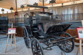 Cluny. <br> Le haras de Cluny. L'omnibus apparaît vers 1850, lorsque se développe le chemin de fer, dont il est une sorte de prolongement puisqu'il assure la liaison entre les gares et les domaines privés, les châteaux, les hôtels, où il] transporte passagers et bagages descendus du train.
A Pompadour, le Directeur du Haras ordonnait d'aller avec cette voiture chercher les invités à la Gare.
Cette voiture possède quatre roues. Sa caisse fermée se caractérisa par une portière unique, ouvrant au centre du panneau arrière et donnant accès à deux banquettes intérieures latérales.