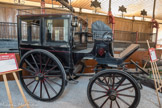 Cluny. <br> Le haras de Cluny. En plus du siège réservé au cocher, cette voiture possède un second siège extérieur placé sur la partie avant du toit. Ce dernier est également équipé d'une galerie métallique servant de porte-bagages. Il est monté sur des ressorts à pincettes devant, et sur trois ressorts droits derrière, combinés à un essieu coudé permettant d'abaisser le plancher et le centre de gravité de la voiture, pour une meilleure stabilité.
L'IFCE possède 22 omnibus, presque tous identiques et fabriqués par la firme parisienne Lelorieux.