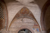 Saint-Philibert de Tournus. Le narthex <br> Dans le vaisseau central, une fresque romane du début du 12e siècle partiellement conservée représente le Christ en Majesté dans une mandorle avec deux anges soutenant la gloire.