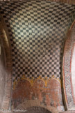 Saint-Philibert de Tournus. Le narthex <br>  Dans le collatéral nord, une fresque gothique du 14e siècle désigne la Crucifixion et un décor en damier.