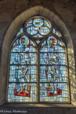 Saint-Philibert de Tournus. La nef<br> Chapelle gothique. Les verrières de Saint-Philibert ont été détruites au XVIe siècle pendant les guerres de Religion. (Le parti huguenot devait être très violent dans la région car l'église Sainte-Madeleine à Tournus a été complètement vandalisée). La verrière du XIXe siècle a, quand à elle, été détruite en 1944. Les vitraux actuels dans les trois chapelles gothiques sont l'œuvre de MM Choutet.  Vitrail 